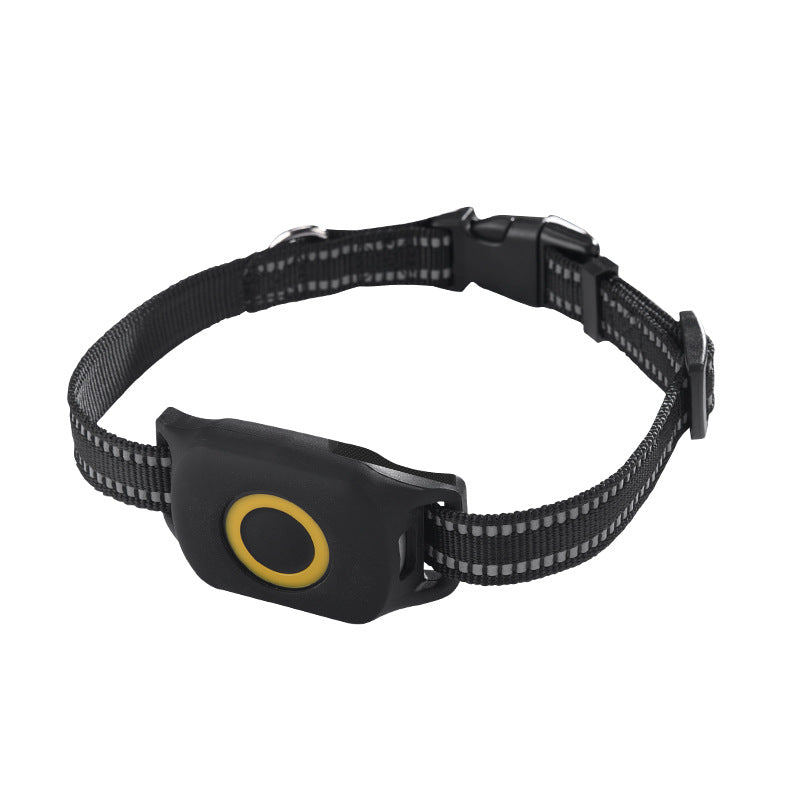 Schwarzes Hundehalsband mit integriertem GPS-Tracker und gelbem Ring