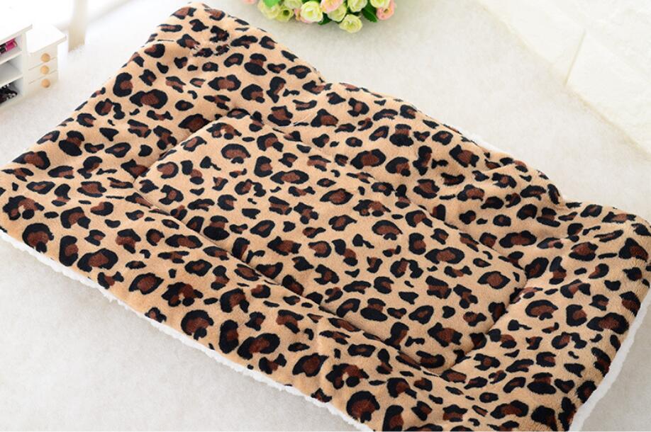 Blanket dog mat (Leopard): all-over leopard print cushioned pad