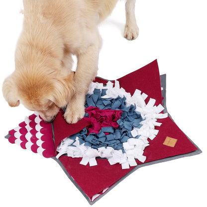 Zugeklappte Rotfarbene Slow-Feeding-Matte mit Stofffetzen in Weiß, Blau und Magenta