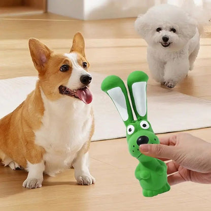 Grünes Latex-Hundespielzeug in Hasenform, handgehalten