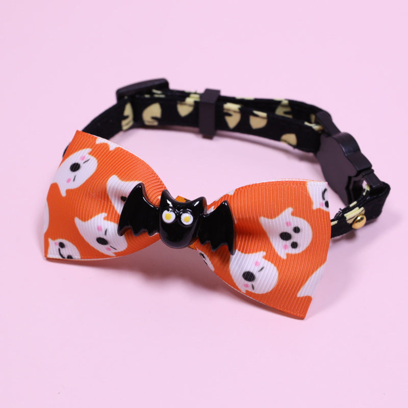 Petcare Halsband: schwarzer Sicherheitsverschluss, orange Schleife mit Hunde-Motiv und Bat-Button