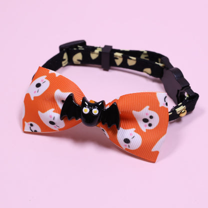 Petcare Halsband: schwarzer Sicherheitsverschluss, orange Schleife mit Hunde-Motiv und Bat-Button