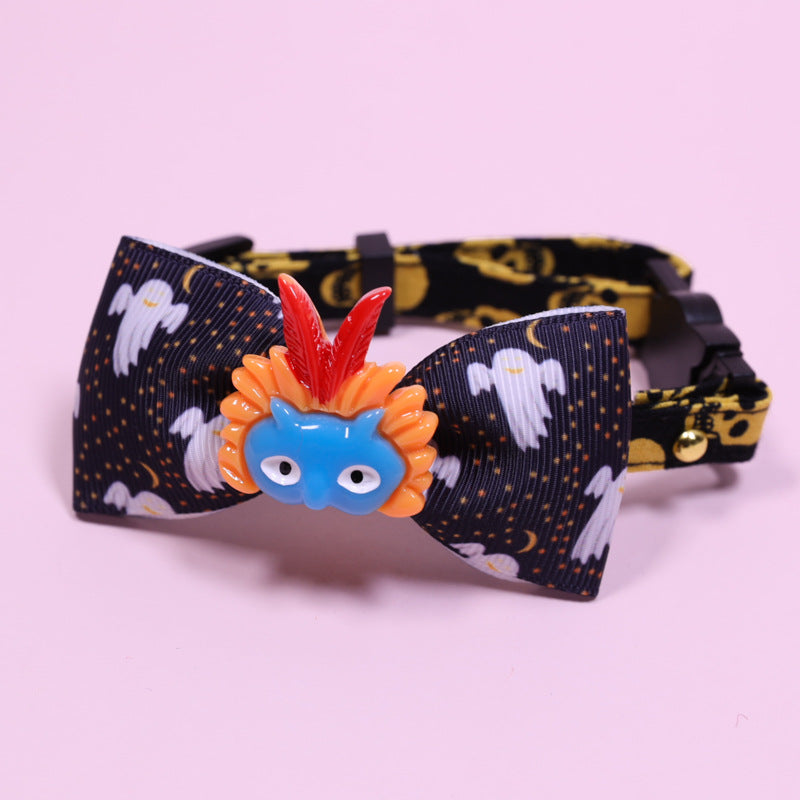 Pet Collar Halsband: dunkel mit Gespenst-/Wolkenmuster, bunte Charakter-Schleife mit blauer Maske
