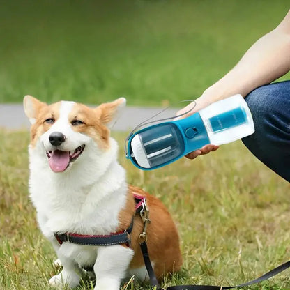 Tragbarer Hunde-Wasser- & Futterbecher in Blau, mit Deckel und Schlaufe