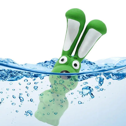 Grünes Latex-Hase-Spielzeug im Wasser-Splash, Ohren nach oben