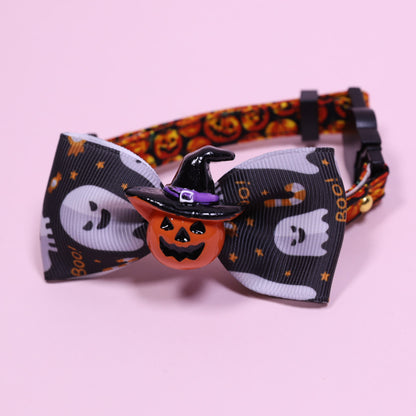 Pet Collar Halsband: schwarzes Halloween-Motiv, weiße Schleife mit Kürbis-Gesicht und Hexenhut