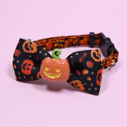 Pet Collar Halsband: schwarzes Halloween-Motiv, orange Schleife mit Kürbis-Button und grünem Stiel